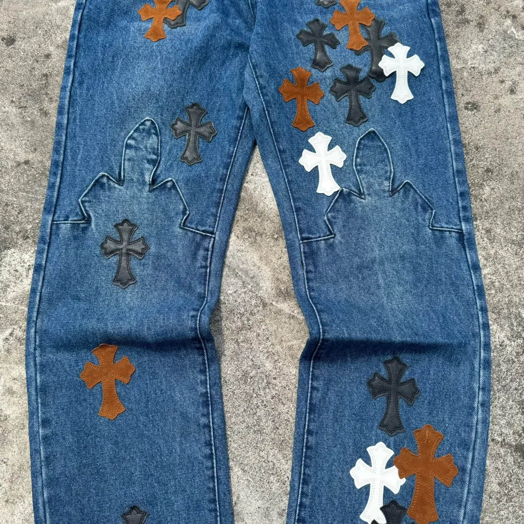P260 model number: H638 Chrome Hearts CH Chrome Hearts 24SS vip custom-made double-knee leather flame high street cross jeans. Original purchased and patterned to truly restore the ultimate vintage texture. Special Italian cowhide print and then cut. Customized sheepskin three-layer thick line leather. The whole body is spliced in heavy water washing process. The craftsman hand-splashes ink. You can see the details. Three-dimensional cutting version. Loose and comfortable, not picky on the figure. Shows height and slimness. Seiko factory. Original factory quality control. Same style for men and women. Can be matched with couples. Versatile recommendation. Must-have jeans for all seasons. Color: blue. Size: 28, 30, 32, 34, 36 (S-xxl)